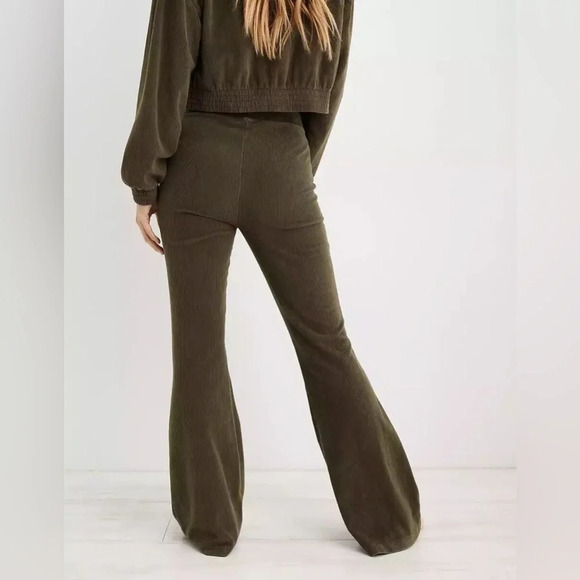 Aerie Groove-On Rib Velour Flare Pant Nomad Olive  Size XS Short - Picture 2 of 9